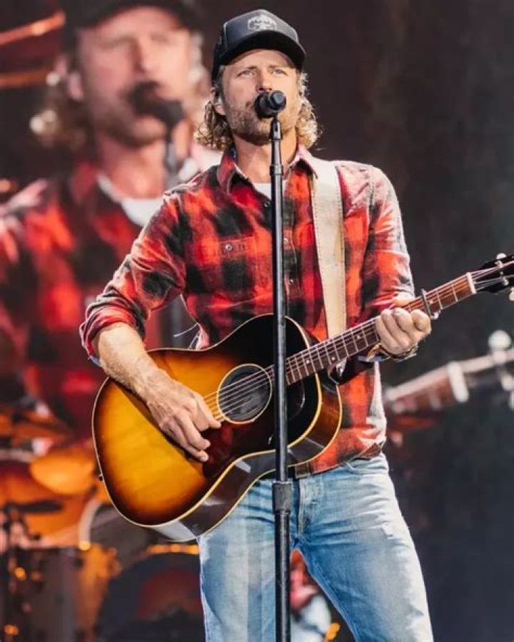 Dierks Bentley Height, Weight, Body Measurements, Shoe Size, Family